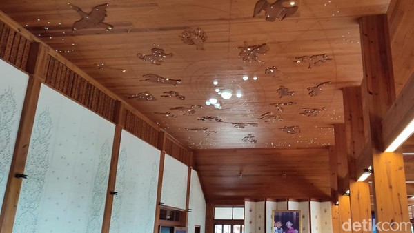 Langit-langit yang didesain khusus oleh ibu suri di ruang utama Doi Tung Royal Villa.