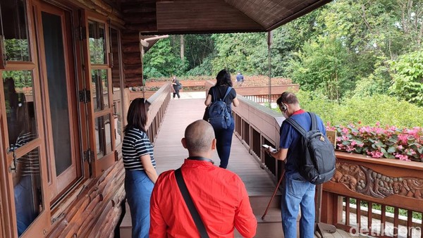 Tidak semua bagian Doi Tung Royal Villa dibuka untuk umum. Maka dari itu, traveler dibuatkan jalan di luar ruangan berupa jembatan yang menghubungkan satu balkon dengan balkon yang lain. Tidak semua bagian Doi Tung Royal Villa dibuka untuk umum. Maka dari itu, traveler dibuatkan jalan di luar ruangan berupa jembatan yang menghubungkan satu balkon dengan balkon yang lain.