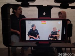 Dorongan Hati Driver Taksi Online Rawat Nenek Sebatang Kara di Sidoarjo