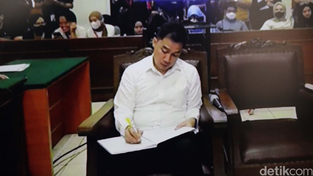 AKBP Arif Rachman Arifin jalani sidang tuntutan kasus perusakan CCTV pembunuhan Yosua. Arif Rachman dituntut satu tahun penjara.
