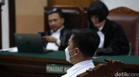 Arif diyakini melanggar Pasal 49 juncto Pasal 33 Undang-Undang Nomor 19 Tahun 2016 tentang Perubahan atas Undang-Undang Nomor 11 Tahun 2008 tentang Informasi dan Transaksi Elektronik (UU ITE) juncto Pasal 55 ayat 1 ke-1 KUHP.