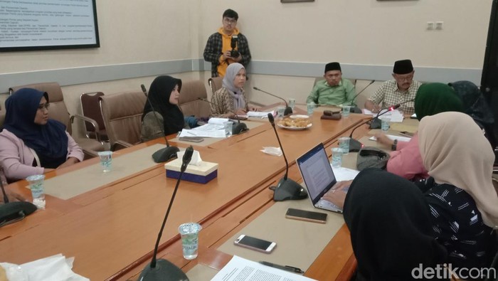Emak-emak di Indramayu curhat ke anggota DPRD karena tarif PDAM naik, Jumat (27/1/2023).