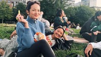 Ingin menikmati suasana berbeda, Ezny pun piknik bersama teman saat liburan di luar negeri. Sambil menikmati pemandangan ia juga ngemil snack. Foto: Instagram @enzystoria