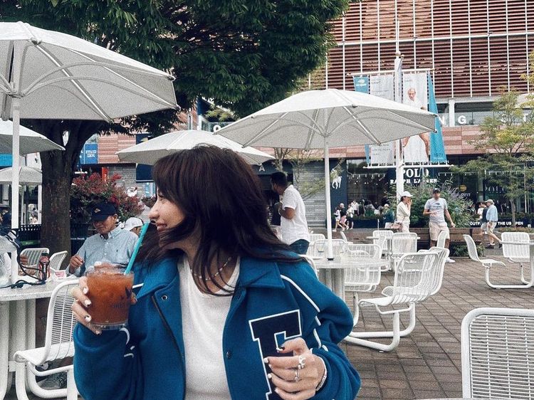 Gaya Cantik Enzy Storia saat Ngopi di Korea hingga Amerika