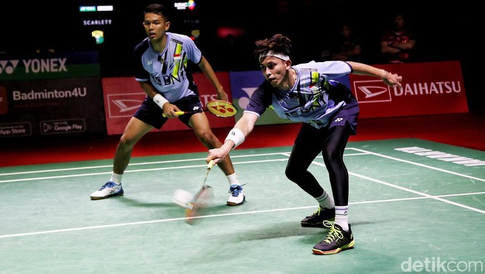 Pebulutangkis ganda putra Indonesia Fajar Alfian dan Muhammad Rian Ardianto saat bertanding melawan ganda putra China Liu Yu Chen dan Ou Xuan Yi dalam babak Perempat Final Daihatsu Indonesia Masters 2023 di Istora Senayan, Jakarta Pusat, Jumat (27/1/2023). Fajar/Rian gagal lolos ke babak semi final usai dikalahkan pasangan ganda putra asal China Liu/Xuan. Pasangan ganda putra Indonesia ini dikalahkan dalam tiga set pertandingan dengan skor 11 - 21, 21 - 13 dan 25 - 23. Berdasarkan statistik BWF, duel antara keduanya berlangsung selama 78 menit.
