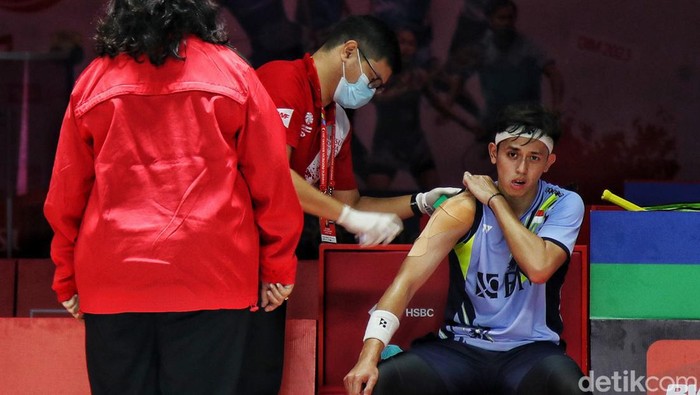 Pebulutangkis ganda putra Indonesia Fajar Alfian dan Muhammad Rian Ardianto saat bertanding melawan ganda putra China Liu Yu Chen dan Ou Xuan Yi dalam babak Perempat Final Daihatsu Indonesia Masters 2023 di Istora Senayan, Jakarta Pusat, Jumat (27/1/2023). Fajar/Rian gagal lolos ke babak semi final usai dikalahkan pasangan ganda putra asal China Liu/Xuan. Pasangan ganda putra Indonesia ini dikalahkan dalam tiga set pertandingan dengan skor 11 - 21, 21 - 13 dan 25 - 23. Berdasarkan statistik BWF, duel antara keduanya berlangsung selama 78 menit.