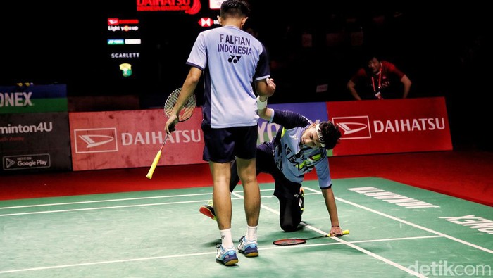 Fajar/Rian Gagal ke Semifinal Pebulutangkis ganda putra Indonesia Fajar Alfian dan Muhammad Rian Ardianto saat bertanding melawan ganda putra China Liu Yu Chen dan Ou Xuan Yi dalam babak Perempat Final Daihatsu Indonesia Masters 2023 di Istora Senayan, Jakarta Pusat, Jumat (27/1/2023). Fajar/Rian gagal lolos ke babak semi final usai dikalahkan pasangan ganda putra asal China Liu/Xuan. Pasangan ganda putra Indonesia ini dikalahkan dalam tiga set pertandingan dengan skor 11 - 21, 21 - 13 dan 25 - 23. Berdasarkan statistik BWF, duel antara keduanya berlangsung selama 78 menit.