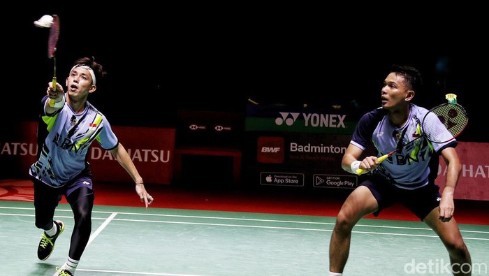 Fajar/Rian Gagal ke Semifinal Pebulutangkis ganda putra Indonesia Fajar Alfian dan Muhammad Rian Ardianto saat bertanding melawan ganda putra China Liu Yu Chen dan Ou Xuan Yi dalam babak Perempat Final Daihatsu Indonesia Masters 2023 di Istora Senayan, Jakarta Pusat, Jumat (27/1/2023). Fajar/Rian gagal lolos ke babak semi final usai dikalahkan pasangan ganda putra asal China Liu/Xuan. Pasangan ganda putra Indonesia ini dikalahkan dalam tiga set pertandingan dengan skor 11 - 21, 21 - 13 dan 25 - 23. Berdasarkan statistik BWF, duel antara keduanya berlangsung selama 78 menit.
