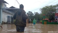 Tampak warga sementara evakuasi secara mandiri di Kelurahan Tuminting Manado. Foto: Trisno Mais/detikcom