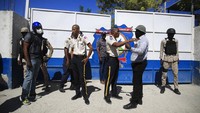 Gelombang pembunuhan polisi yang mengerikan hanyalah contoh terbaru dari meningkatnya kekerasan di negara Karibia itu, yang dicengkeram oleh perang geng dan kekacauan politik setelah pembunuhan Presiden Jovenel Moise pada 2021. AP/Odelyn Joseph  