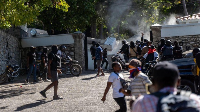 Police officers besiege the official home of the Prime Minister during a demonstration after the death of six police officers, in Port-au-Prince, Haiti, January 26, 2023. - The attacks, which left six officers dead, occurred on January 25 in the town of Liancourt, when officers had to repel four attacks by the gunmen as they tried to take over the station, according to local news. (Photo by Richard Pierrin / AFP) (Photo by RICHARD PIERRIN/AFP via Getty Images)