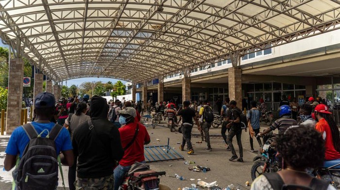 Demonstrators break into the Toussaint Louverture International Airport to protest the recent killings of six police officers by armed gangs, in Port-au-Prince, Haiti, January 26, 2023. - The attacks, which left six officers dead, occurred on January 25 in the town of Liancourt, when officers had to repel four attacks by the gunmen as they tried to take over the station, according to local news. (Photo by Richard Pierrin / AFP) (Photo by RICHARD PIERRIN/AFP via Getty Images)
