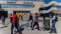 Selain mayat yang dipajang oleh geng, sejumlah petugas tewas pekan lalu dalam baku tembak dengan geng di lingkungan yang dulunya dianggap relatif aman. Menurut laporan kelompok hak asasi manusia Haiti, Jaringan Nasional Pertahanan Hak Asasi Manusia, sejak Henry mengambil kendali negara, 78 petugas polisi telah tewas. Richard Pierrin/AFP/Getty Images  