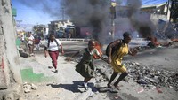 Geng telah membunuh setidaknya 10 petugas dalam seminggu terakhir; satu lagi hilang dan satu lagi mengalami luka tembak yang parah, menurut Kepolisian Nasional Haiti. AP/Odelyn Joseph  