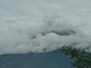 Semeru Kembali Erupsi, Letusan Setinggi 500 Meter dari Puncak Mahameru