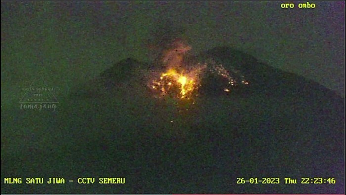 gunung semeru usai keluarkan lava pijar dan mengalami erupsi jumat 27 januari 2023