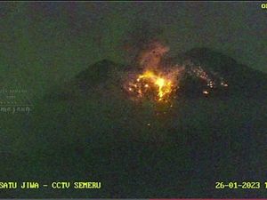 Gunung Semeru Muntahkan Lava Pijar Sejauh 800 Meter Disertai Gemuruh