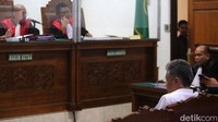 Jaksa menyebut Hendra, yang pada saat pembunuhan Yosua terjadi menjabat Kepala Biro Paminal Propam Polri, mengawasi perilaku anggota Polri agar sesuai dengan perundang-undangan. Akan tetapi, kata jaksa, Hendra malah diyakini ikut dalam tindakan yang tidak sesuai dengan peraturan perundang-undangan itu.