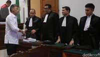Jaksa juga menganggap Hendra tidak mengakui perbuatannya. Jaksa meyakini Hendra berkilah atau mencari alibi yang tidak dapat dibuktikan di persidangan.