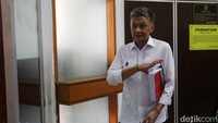 Sementara itu, hal yang meringankan tuntutan yakni Hendra telah bertugas lama sebagai anggota Polri. Hendra, kata jaksa, juga mempunyai prestasi hingga diangkat menjadi Karo Paminal Propam Polri.
