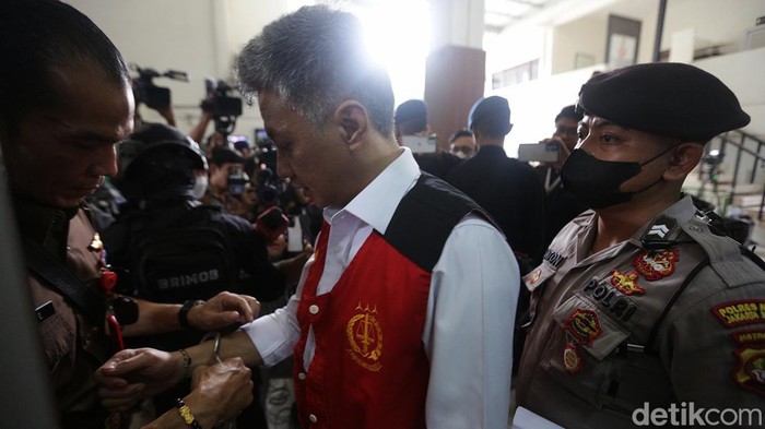 Hendra Kurniawan Dituntut 3 Tahun Penjara Mantan Karo Paminal Divisi Propam Polri Hendra Kurniawan dituntut 3 tahun penjara terkait perusakan CCTV hingga menghambat penyidikan kasus pembunuhan Brigadir N Yosua Hutabarat di Pengadilan Negeri Jakarta Selatan, Jumat (27/1/2023).
