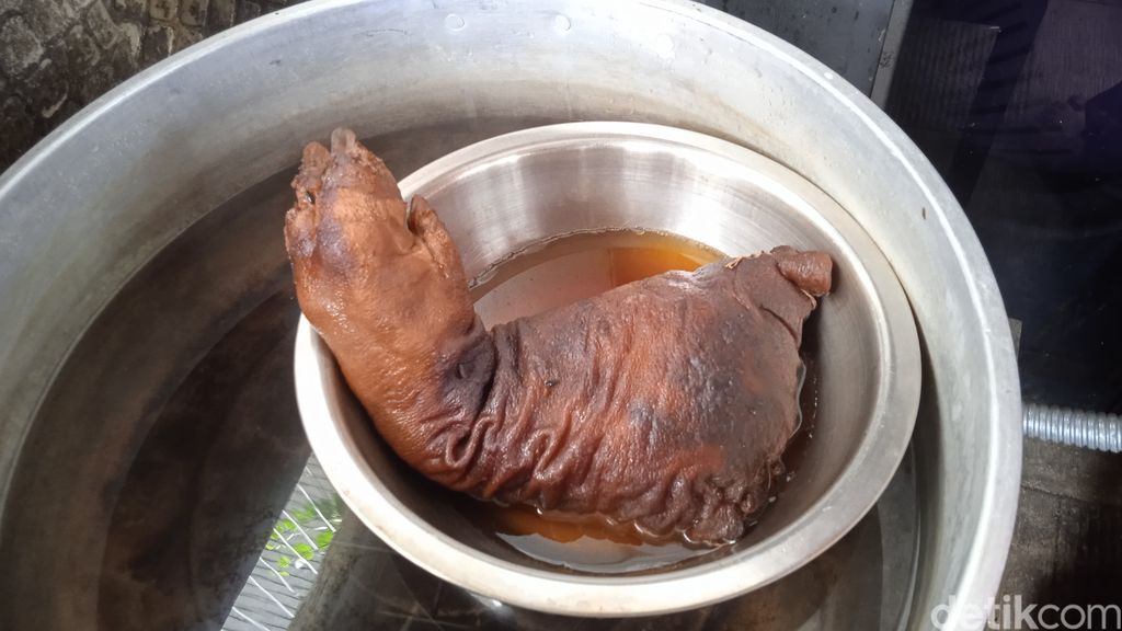 5 Fakta Ho Pao Cu Kiok, Olahan Kaki Babi Utuh Khas Singkawang