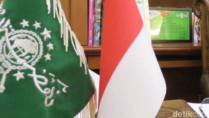 Ilustrasi Bendera RI dan NU di kantor PBNU.