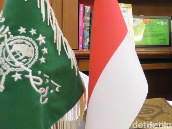 Ilustrasi Bendera RI dan NU di kantor PBNU.