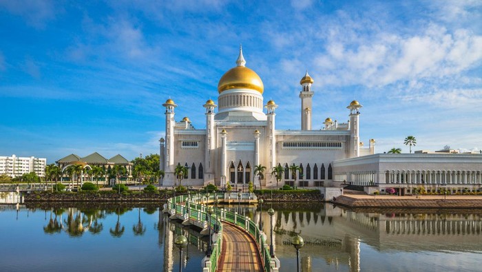 Sultan Omar Ali Saifuddin Mosque, Brunei Darussalam, depicting Mughal architecture and Italian style
