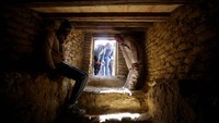 Artefak-artefak tersebut ditemukan di bawah pagar batu kuno di dekat piramida Saqqara dan berasal dari dinasti kelima dan keenam Kerajaan Lama, mulai dari sekitar 2500 SM hingga 2100 SM.
