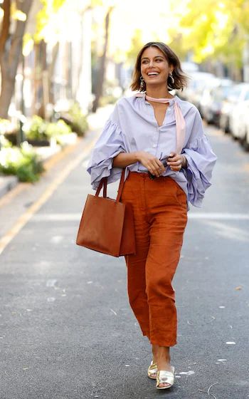 Contoh inspirasi outfit warna terracotta.