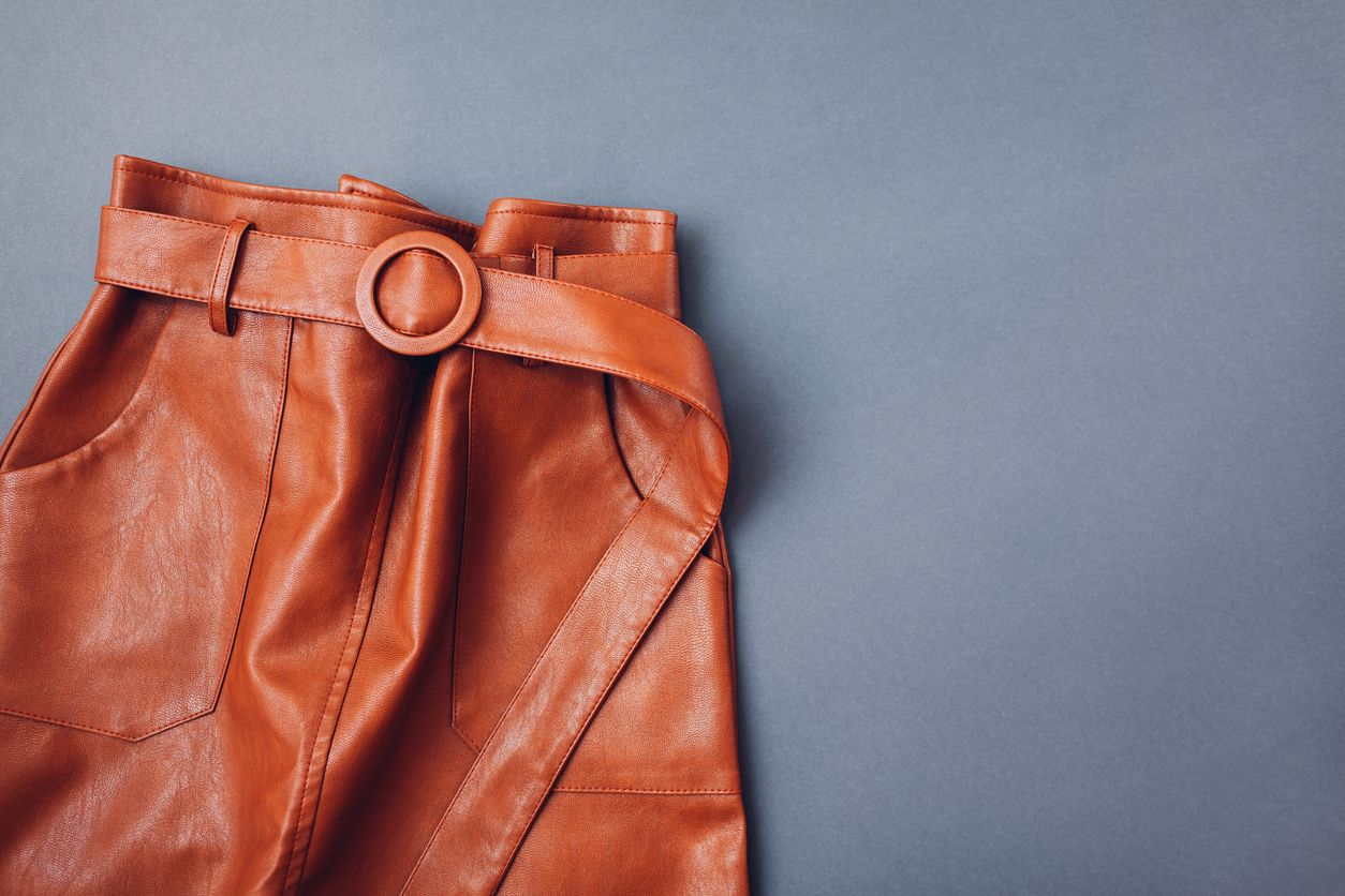 Contoh inspirasi outfit warna terracotta.