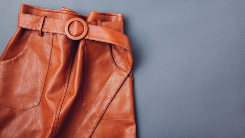 Contoh inspirasi outfit warna terracotta.