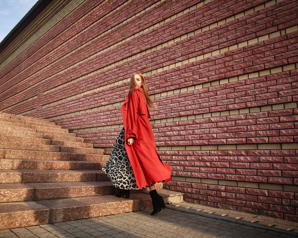 Contoh inspirasi outfit warna terracotta.