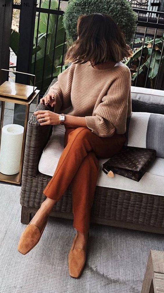 Contoh inspirasi outfit warna terracotta.
