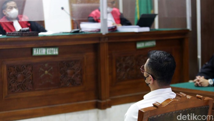 Irfan Widyanto Dituntut 1 Tahun Penjara Mantan Kasubnit I Subdit III Dittipidum Bareskrim Polri Irfan Widyanto dituntut jaksa 1 tahun penjara dan denda Rp10 juta di Pengadilan Negeri Jakarta Selatan, Jumat (27/1/2023). Peraih Adhi Makayasa itu turut serta terlibat dalam penghalangan penyidikan pembunuhan Brigadir Yosua dengan menyisir dan mengambil CCTV komplek Polri Duren Tiga.
