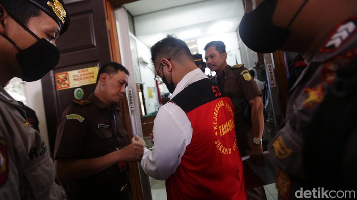 Irfan Widyanto Dituntut 1 Tahun Penjara Mantan Kasubnit I Subdit III Dittipidum Bareskrim Polri Irfan Widyanto dituntut jaksa 1 tahun penjara dan denda Rp10 juta di Pengadilan Negeri Jakarta Selatan, Jumat (27/1/2023). Peraih Adhi Makayasa itu turut serta terlibat dalam penghalangan penyidikan pembunuhan Brigadir Yosua dengan menyisir dan mengambil CCTV komplek Polri Duren Tiga.