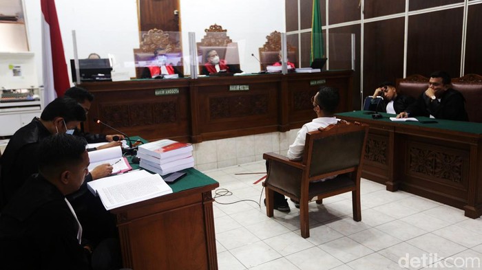 Irfan Widyanto Dituntut 1 Tahun Penjara Mantan Kasubnit I Subdit III Dittipidum Bareskrim Polri Irfan Widyanto dituntut jaksa 1 tahun penjara dan denda Rp10 juta di Pengadilan Negeri Jakarta Selatan, Jumat (27/1/2023). Peraih Adhi Makayasa itu turut serta terlibat dalam penghalangan penyidikan pembunuhan Brigadir Yosua dengan menyisir dan mengambil CCTV komplek Polri Duren Tiga.