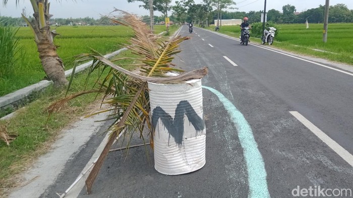 Jalan Ir Soekarno dipasang drum dan dicoret cat karena belum setahun dibangun rusak. Foto diambil Jumat (27/1/2023).