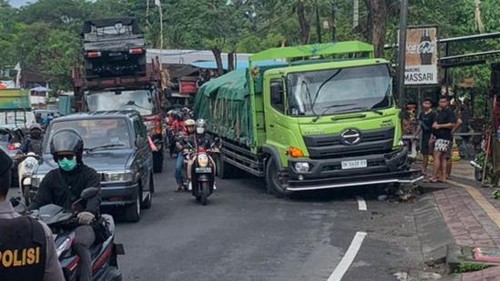 Jalur Denpasar-Gilimanuk, Kelurahan Kapal, Badung , Bali, macet karena truk menabrak pohon perindang, Jumat (27/1/2023).