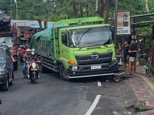 Truk Tabrak Pohon, Jalan Denpasar-Gilimanuk Macet