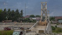 Pemerintah Kabupaten Sigi membangun kembali jembatan gantung yang memiliki bentangan 115 meter yang telah dua kali putus akibat diterjang banjir bandang untuk memperpendek jarak tempuh warga dari dan menuju ke desa lainnya.