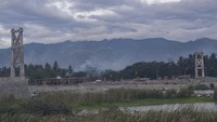 Sejumlah warga berada di kawasan proyek jembatan gantung yang dibangun kembali di Desa Tinggede, Sigi, Sulawesi Tengah, Kamis (26/1/2023).