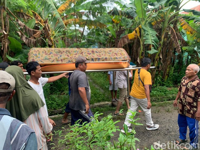 Jenazah istri yang dibunuh suami dibawa dari rumah duka di Desa Rengasbandung, Kecamatan Jatibarang, Kabupaten Brebes, Jumat (27/1/2023).
