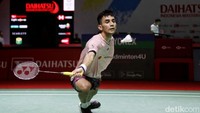 Tunggal putra India Sen Lakhysa mengembalikan kok ke arah pebulu tangkis tunggal putra Indonesia Jonatan Christie.