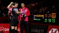 Di semifinal, Jonatan akan bertemu dengan Shi Yu Qi. Sebelumnya, tunggal China itu memenangi perang saudara melawan Lu Guang Zu 21-10, 21-17. Semifinal akan digelar Sabtu (28/1/2023)