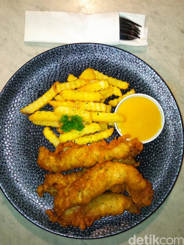 Kemudian ada chickinstriper dan chicken wings. Yang membuat menu ini berbeda adalah saos honey mustard yang segar dan manis. Foto: Bonauli/detikcom