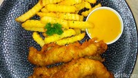 Kemudian ada chickinstriper dan chicken wings. Yang membuat menu ini berbeda adalah saos honey mustard yang segar dan manis. Foto: Bonauli/detikcom