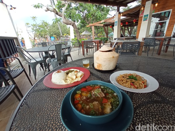 Ada banyak menu yang ditawarkan oleh kafe ini tapi yang paling rekomendasi adalah sop iga dan pasta aglio e olio. Satu porsi sop iga dihargai Rp 65 ribu, sudah dengan satu porsi nasi. Tapi jangan salah, porsi sopnya cukup untuk dua orang. Sementara spagettinya dihargai Rp 35 ribu dan dibuat pedas, cocok untuk lidah Nusantara. Foto: Bonauli/detikcom Ada banyak menu yang ditawarkan oleh kafe ini tapi yang paling rekomendasi adalah sop iga dan pasta aglio e olio. Satu porsi sop iga dihargai Rp 65 ribu, sudah dengan satu porsi nasi. Tapi jangan salah, porsi sopnya cukup untuk dua orang. Sementara spagettinya dihargai Rp 35 ribu dan dibuat pedas, cocok untuk lidah Nusantara. Foto: Bonauli/detikcom