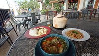 Ada banyak menu yang ditawarkan oleh kafe ini tapi yang paling rekomendasi adalah sop iga dan pasta aglio e olio. Satu porsi sop iga dihargai Rp 65 ribu, sudah dengan satu porsi nasi. Tapi jangan salah, porsi sopnya cukup untuk dua orang. Sementara spagettinya dihargai Rp 35 ribu dan dibuat pedas, cocok untuk lidah Nusantara. Foto: Bonauli/detikcom